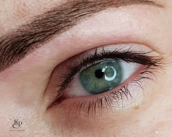 Пиксельное напыление бровей. Брови сразу после процедуры