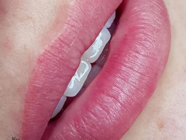 Эффект помады. Перманентный макияж татуаж губ с эффектом ягодной помады