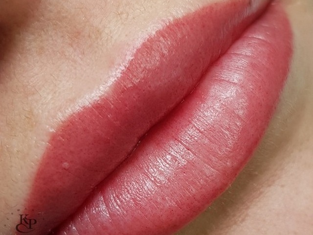 Нюдовые оттенки татуажа губ